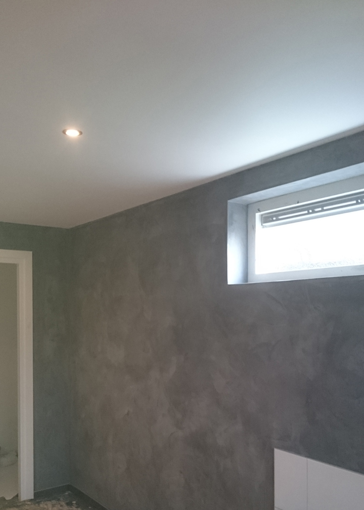 Betonlook badkamer heeft een geweldige uitstraling in combinatie met tegels